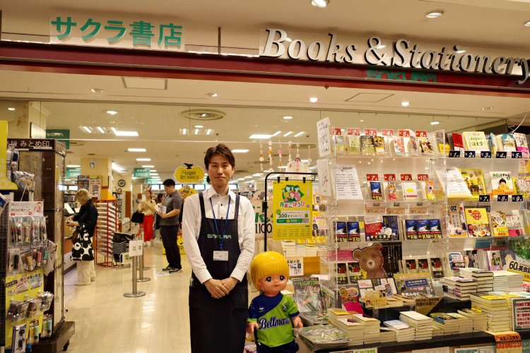 スタッフの添田さんは平塚出身。書店勤務23年目。