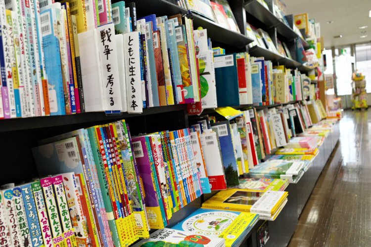 2階の絵本売場。