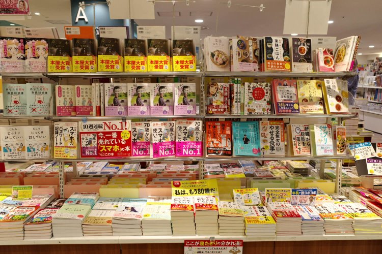入り口の平台には新刊＆売れ筋の本。