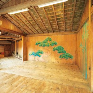 石川県深谷温泉『元湯石屋』。謡曲を謡う館主がもてなす、日本文化とアンティークにあふれる宿