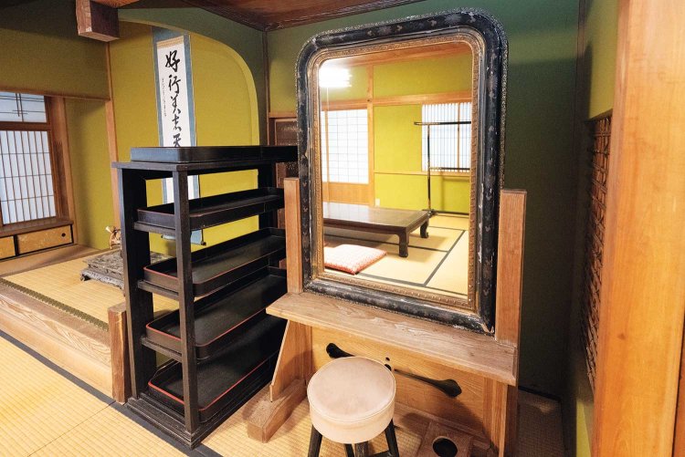 能舞台の「鏡の間」（控え室）に置かれたヨーロッパ製のアンティークの鏡。