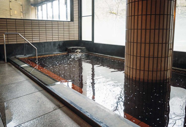 植物が長い年月をかけて堆積・分解された泥炭層から湧き出る、琥珀（こはく）色のモール泉。有機物を多く含み、トロリとした湯ざわりで肌がスベスベに。