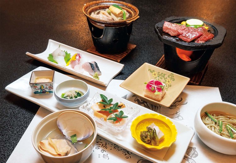 郷土料理の治部（じぶ）煮をはじめ、日本海で水揚げされた魚、加賀野菜を使った会席料理。