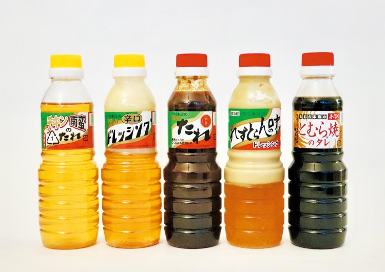 「戸村のたれ」（中央）をはじめ、タレやドレッシングは地域の定番！