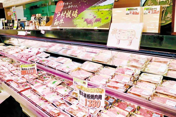 精肉売り場に「戸村牧場」の文字。精肉店が前身であり、自社牧場で飼育された自慢の牛肉が並ぶ。