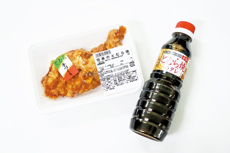『とむら本店』の手づくり「とむら焼きのタレ」。醤油に甘さを加えたタレに揚げた鶏胸肉を絡ませると「羽身のとむら焼」のできあがり。
