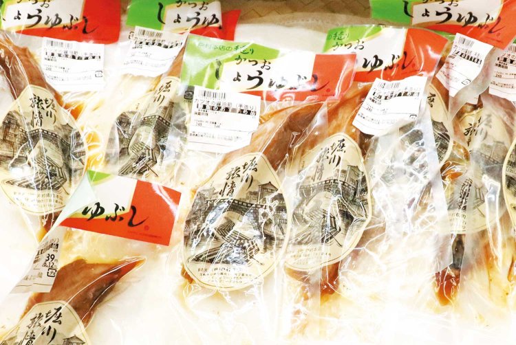 肉だけでなく魚もやっぱり『とむら』。「かつおしょうゆぶし」はそのまま食べるほか、サラダにも。栄養価の高い郷土食だ。