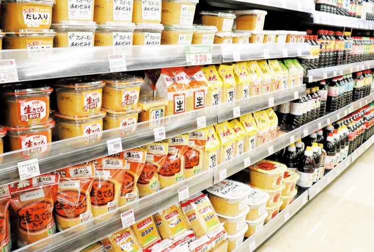 『とむら』オリジナル味噌も並ぶ、麦味噌の白さが際立つ味噌売り場。