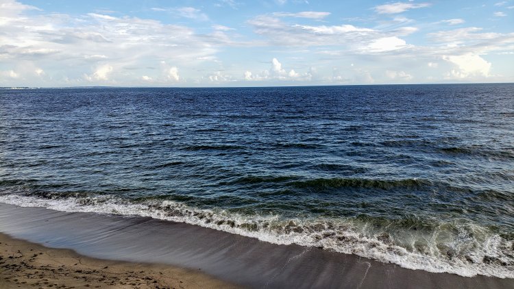 夏休み、海辺を歩きたくなる季節。でも急な高波のリスクも！