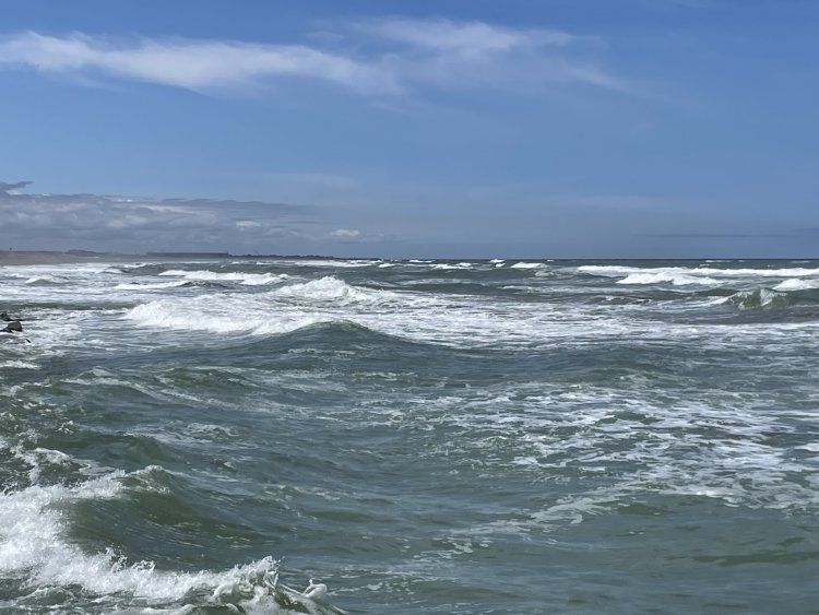 土用波の恐ろしい季節、最新の気象情報に要注意（画像＝写真AC）。