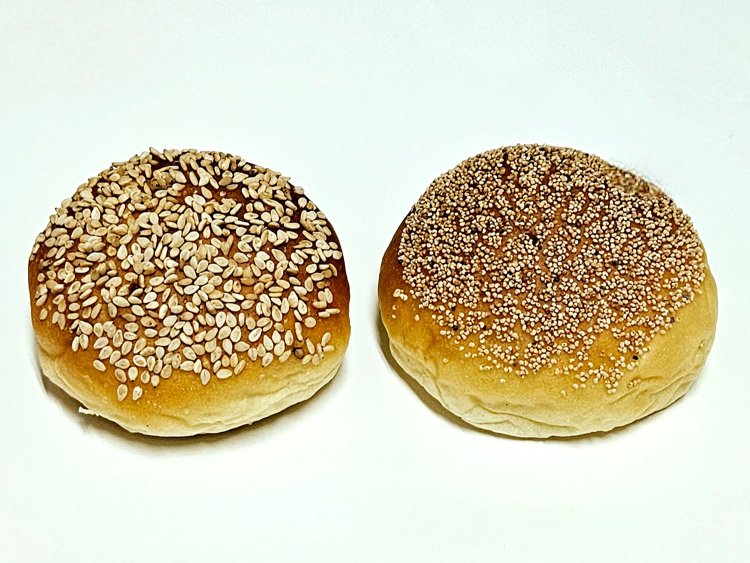 白あんぱん、けしあんぱん各220円。