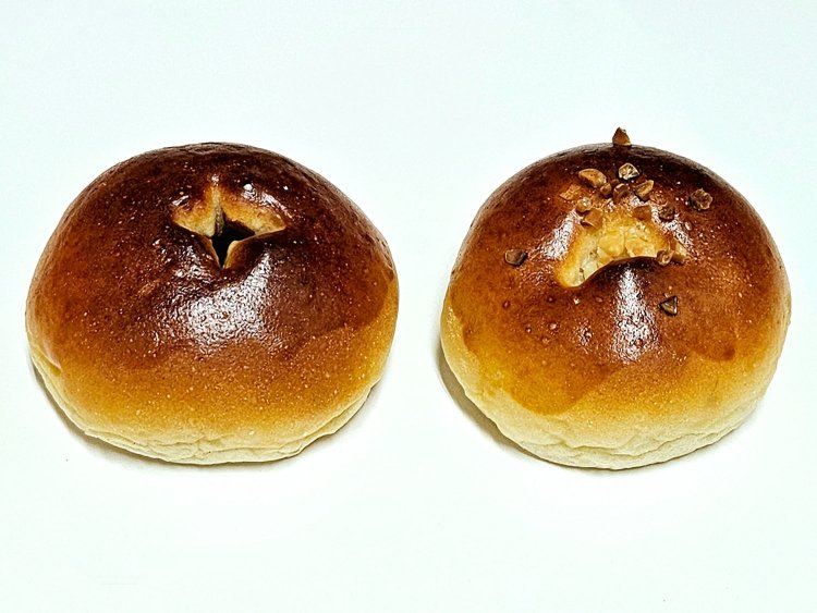 期間限定 珈琲あんぱん（左）、塩レモンあんぱん各280円。