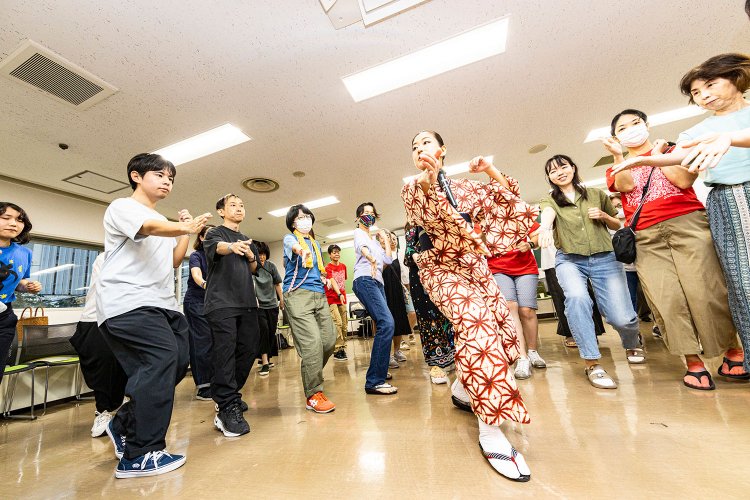 この日の練習会にはさまざまな年代の50人ほどが参加。橋本美靭成（みしななり）先生による分かりやすいレクチャーで参加者も自然と笑顔に。