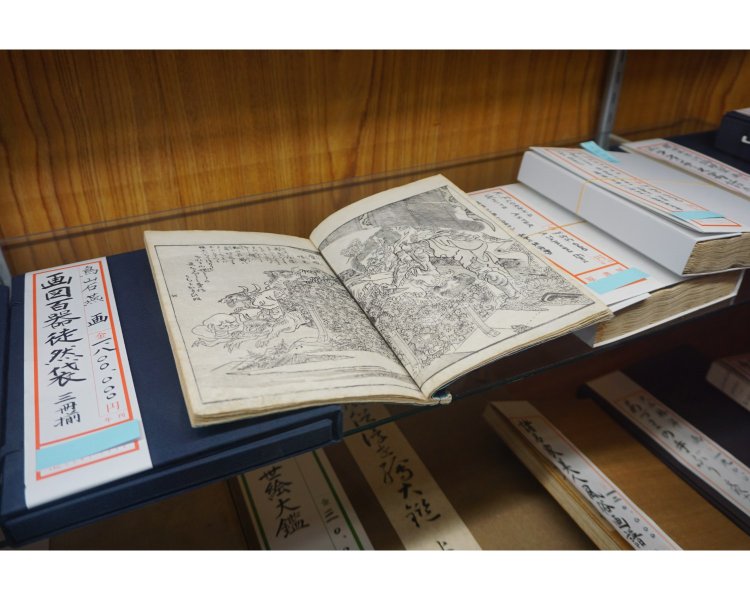 文章ではなく絵を中心にした「絵本」などの和本も取り扱う。ジャンル買いをする人のほか、「妖怪」など特定のモチーフを求めて来店するお客さんも多いとか。動物もので一番人気なのは猫だそう。