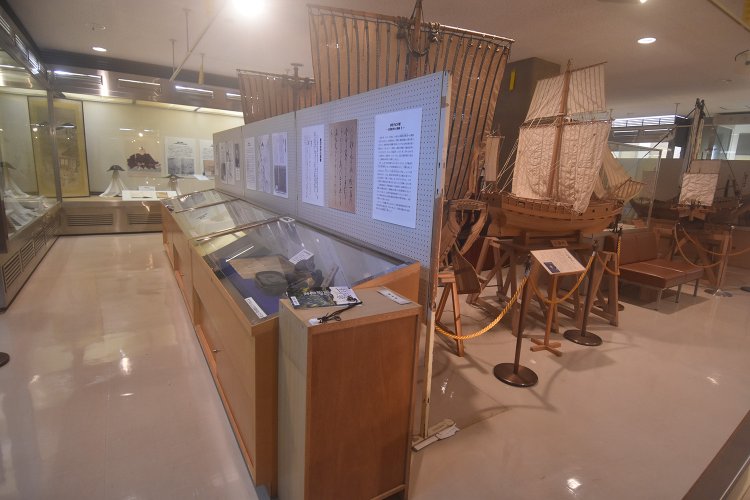 1階は田沼意次や相良城、町に関する史料や文化財を展示。