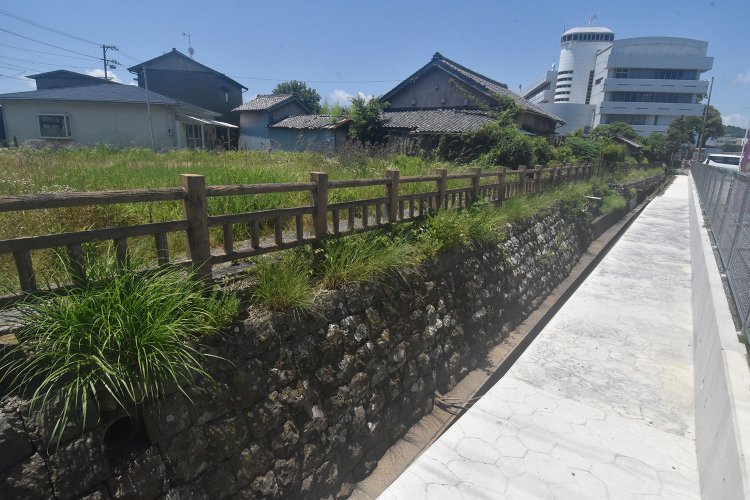 史料館からすぐの場所に残る仙田河岸の石垣。