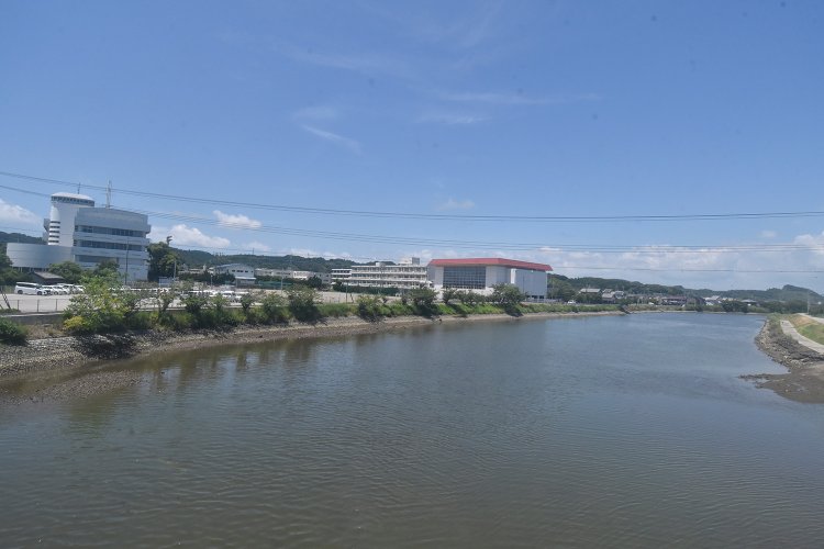 港橋の上から望む仙台河岸とつながっている萩間川。