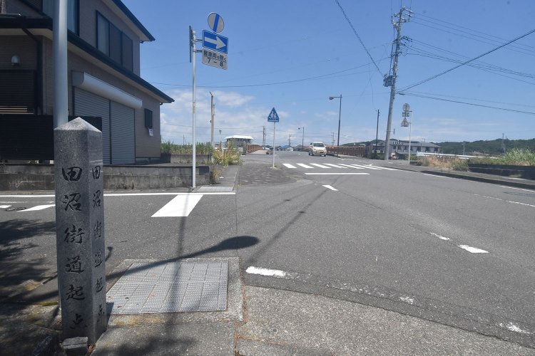 萩間川にかかる湊橋（現・港橋）が起点だった相良と藤枝を結ぶ田沼街道。