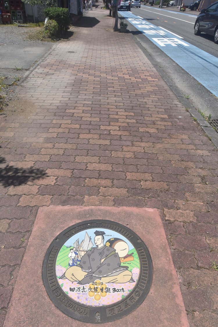静岡銀行の近くに設置されている田沼意次のご当地マンホール。