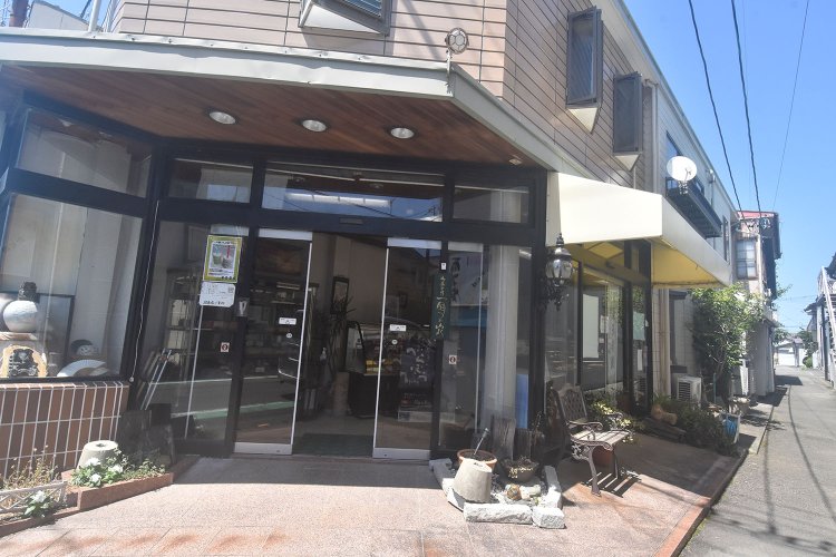静岡銀行がある交差点から少し海方面に歩いた場所にある『扇子家』。8時30分〜18時30分、水・第3火休。☎0548-52-0218。