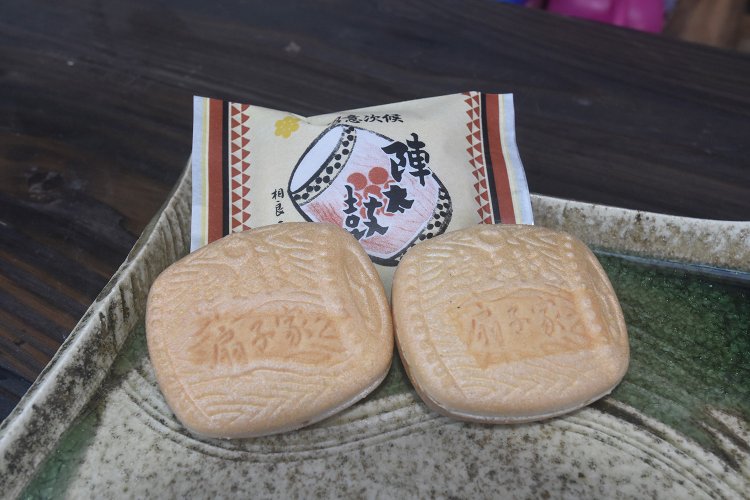 絶妙で上品な甘さがクセになる「陣太鼓最中」。皮の香ばしさも特徴。