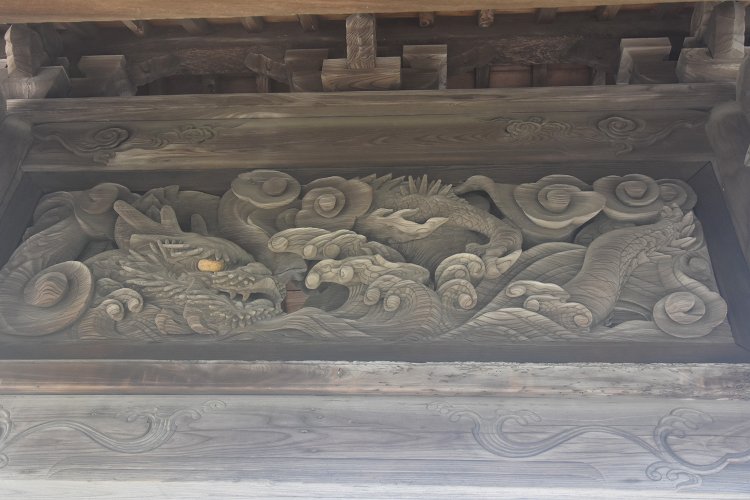 地元の画家・寺田洞仙（どうせん）によって寛政元年（1789）に作られた山門の龍。
