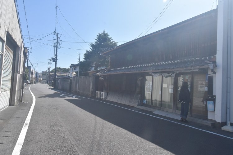 町中には古い家屋や商店も見ることができる。