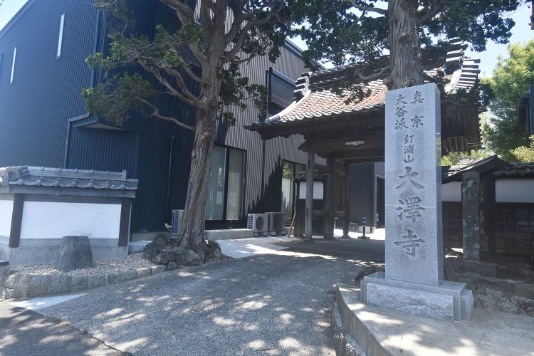 格調ある寺院の雰囲気を漂わせる大澤寺（☎0548-52-0657）の山門。