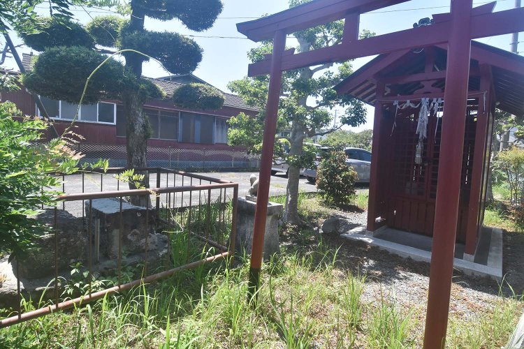 大澤寺のすぐ近くにある百花稲荷に残る相良城石垣（左の柵の中）。