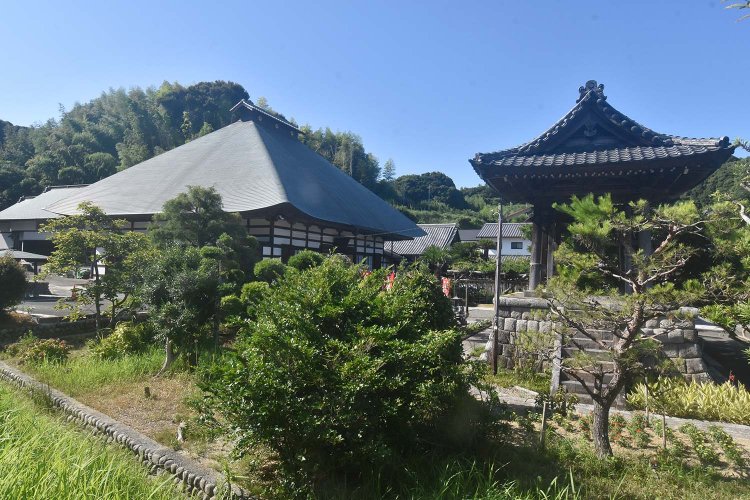 江戸時代末期に建てられた本堂が自然に溶け込んでいる般若寺。☎0548-52-1602。
