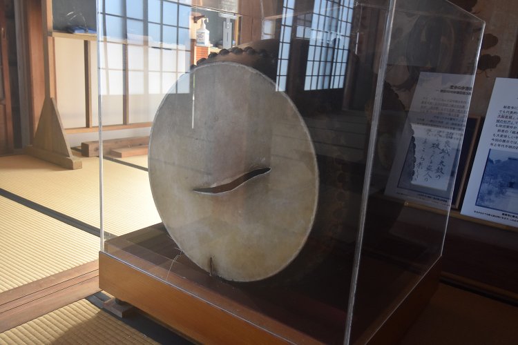 盗賊は金塊が隠されていると信じて陣太鼓の皮を破いてみたが、何も出てこなかった。