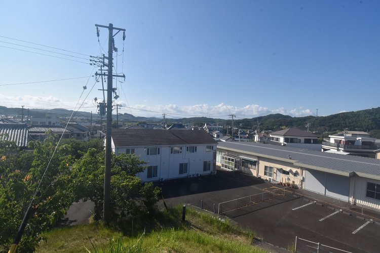 高い建物がないので、標高15mの陣代山からでも町を一望できる。