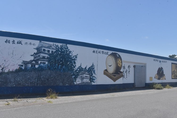 相良港の壁面には田沼意次関連のさまざまな絵が描かれている。