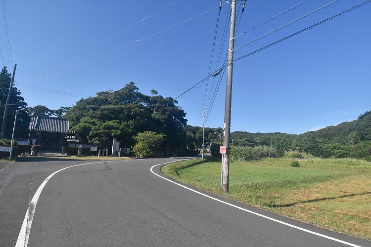 畑と丘陵の緑が目に鮮やかな道をたどり平田寺（☎0548-52-0492）へ。