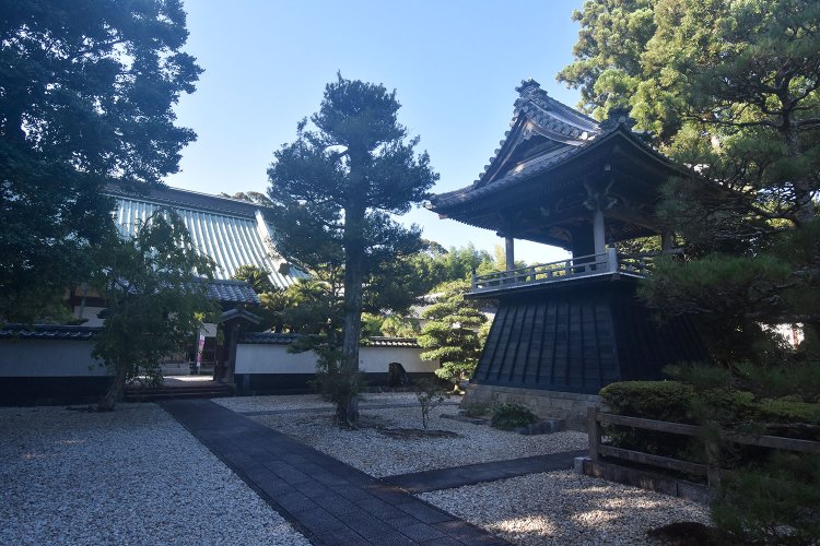 本堂手前にある鐘楼は天保2年（1831）建立。