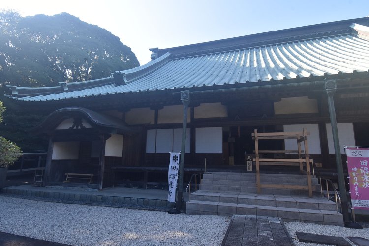天明6年（1786）建立の本堂。正面左手の玄関は田沼家専用と言われている。