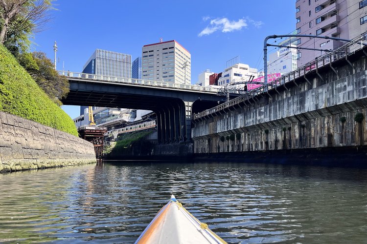 神田川をカヤックで散歩中、お茶の水橋の西側から望む御茶ノ水駅（2025年4月撮影）。
