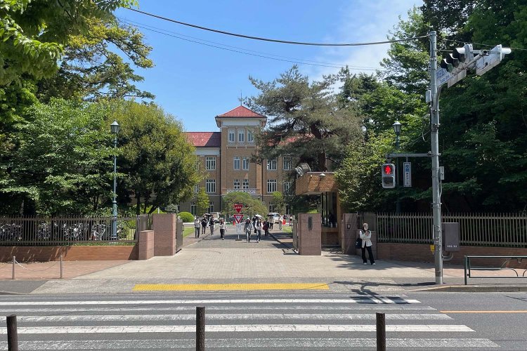 鷹の台駅が最寄りの津田塾大学正門。正面に「ハーツホン・ホール」という本館が見える。