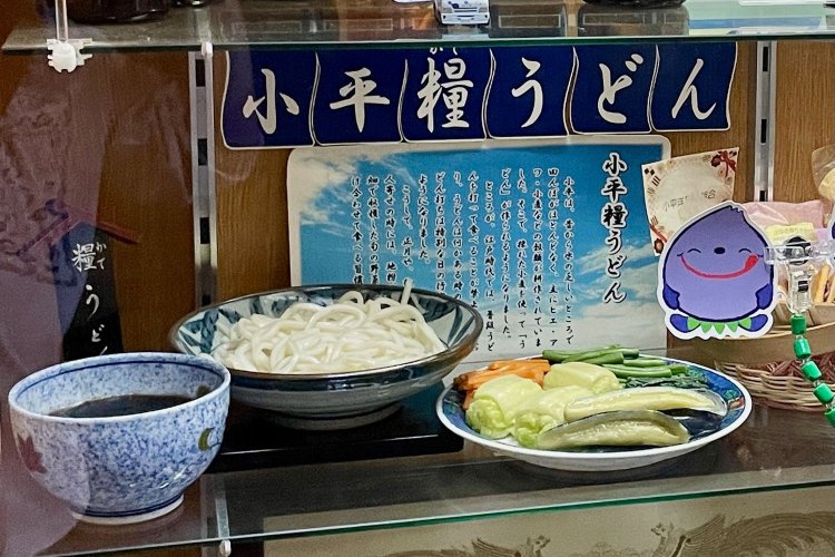 「糧うどん」のサンプル。“糧”とは野菜のおかず。今も市内にうどん店は多い。