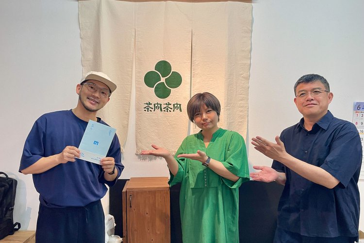 「のしてん、編集室」の3人。文章担当は林雅一さん（右）と、本業もライターのおおいしまやさん（中央）。デザイナーの磯田真市朗さん（左）がビジュアル面を担当。