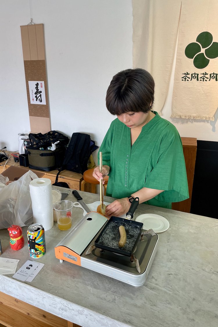 おおいしさんは、杉並区井荻のハム・ソーセージ店『ぐるめくにひろ』の無添加ソーセージを焼く（ご自身も一時期、同店でアルバイトをしていたそう）。