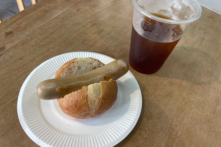 白いソーセージ「ミュンヘン」を、丸パンでサンド。