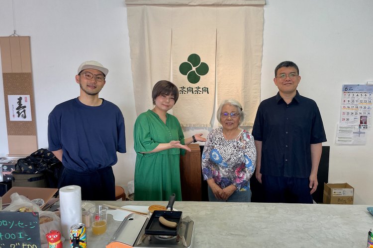 右から2人目が、こちらのオーナーの伊藤澄子さん。元々、伊藤さんが経営していた「豊生画廊」をリノベしたそうです。