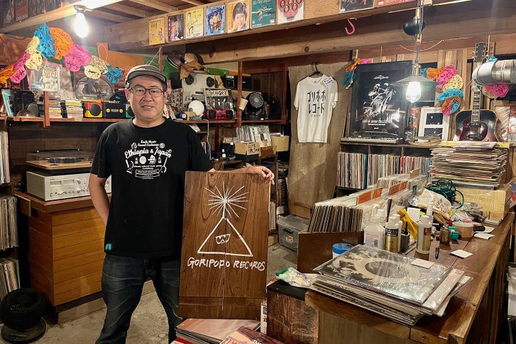 店主の長井克倫さんと、地下空間の店内で。テレ東の番組「秋山ロケの地図」小平編（2024年放送）にも登場したそう。