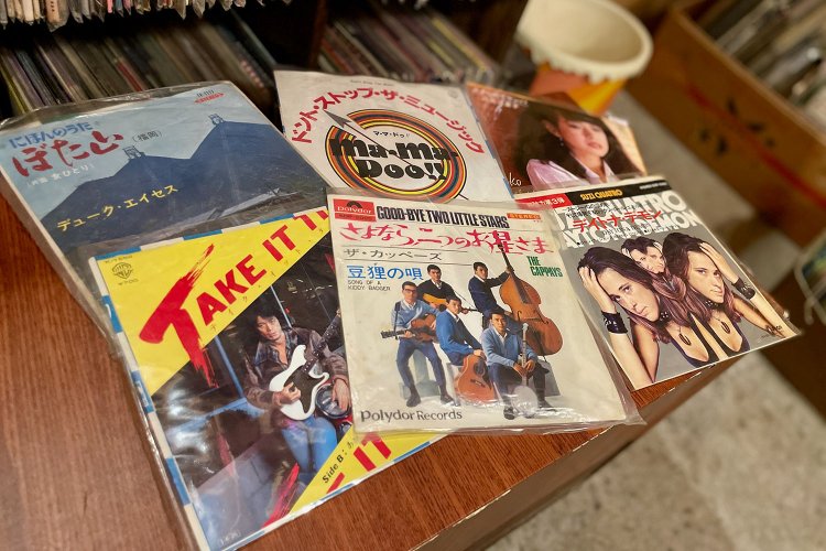 均一価格の棚からちょっと拝見しただけでも、際立つミクスチャー感！