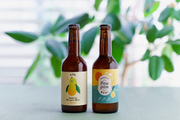 Kodaira PawPaw Beer。ヘイジーIPA（右）と、ヴァイツェンの2種（撮影＝磯田真市朗）。