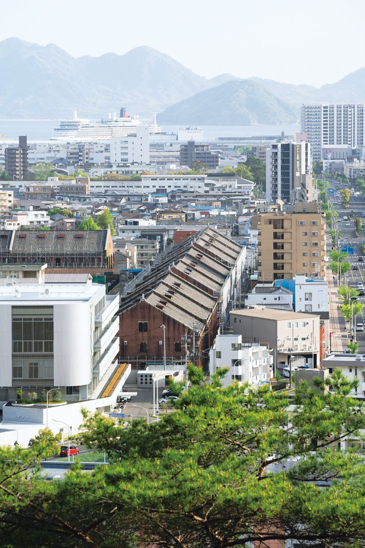 比治山の陸軍墓地から南を望むと、逆L字型に連なる旧広島陸軍被服支廠の赤レンガ4棟が見える。