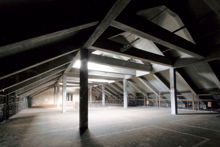 旧広島陸軍被服支廠 1号棟3階の内部。鉄筋コンクリート（RC）造で外観とは雰囲気が異なる（写真提供＝広島県）。