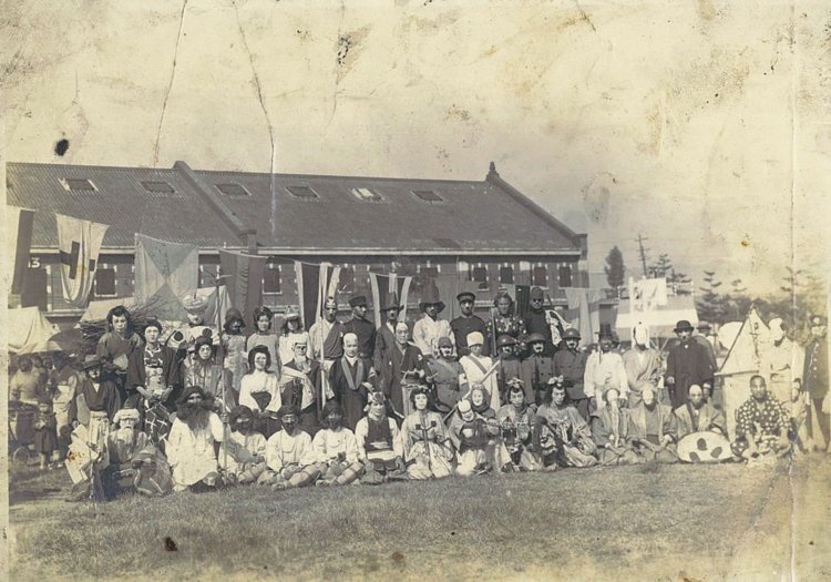 昭和10年（1935）頃、構内であった仮装大会。後方に赤レンガ倉庫が見える（写真提供〈3点とも〉＝切明千枝子）。
