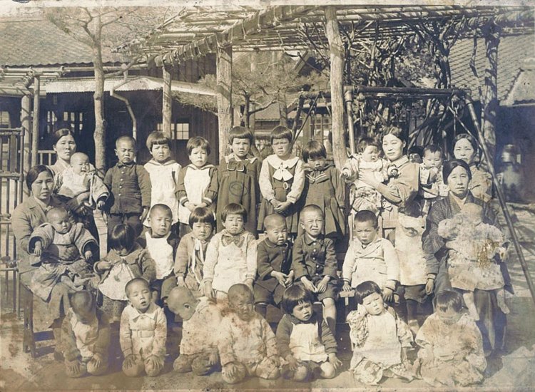 構内にあった幼稚園の集合写真。切明さんは最後列左から6人目。